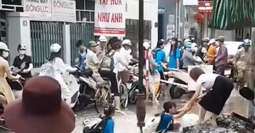 Nhiều học sinh rơi xuống hố đang thi công ở Hải Phòng