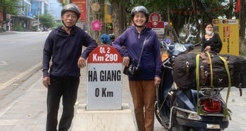 Chồng 70 tuổi 11 năm lái xe máy đưa vợ xuyên Việt, thực hiện lời hứa khi còn trẻ