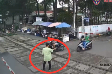 Clip hành động của người đàn ông khi barie đã hạ gây bức xúc