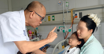 Bé gái gặp nạn khi ăn thịt xiên nướng, bác sĩ phải chuẩn bị tình huống xấu nhất