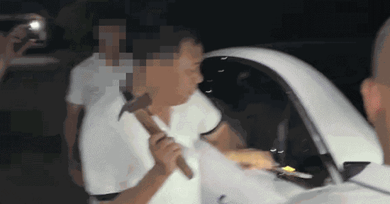 Clip “bố mẹ bỏ quên con trên ô tô” gây phẫn nộ: Người trong cuộc lên tiếng