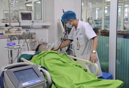 Ngất giữa đồng sau hai giờ gặt lúa dưới nắng gắt