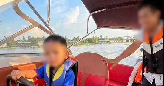 Phạt gần 17 triệu đồng người bố để con 4 tuổi lái ca nô, quay clip đăng mạng