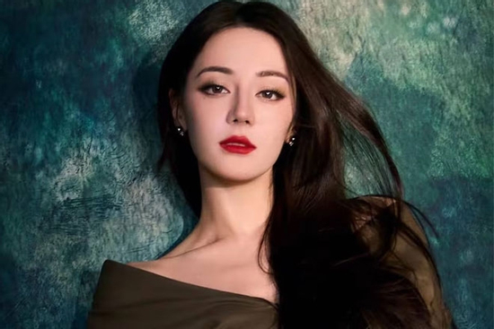 Vẻ đẹp với cấu trúc xương hoàn hảo của Địch Lệ Nhiệt Ba
