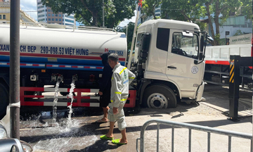 Xe phun nước rửa đường sụt hố trên phố Hà Nội