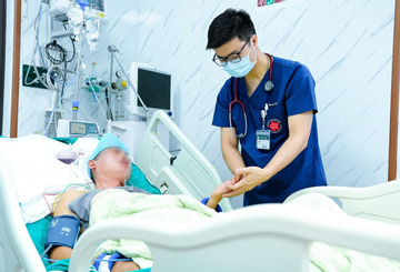 Bác sĩ BV Bạch Mai cảnh báo nguy cơ đột quỵ do tắm ngay sau khi đi nắng