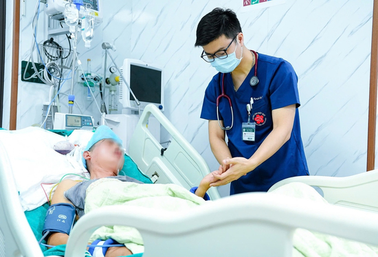 Bác sĩ BV Bạch Mai cảnh báo nguy cơ đột quỵ do tắm ngay sau khi đi nắng
