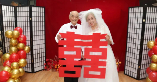 Chú rể 103 tuổi cưới vợ 86 tuổi, biểu cảm trong đám cưới gây bất ngờ