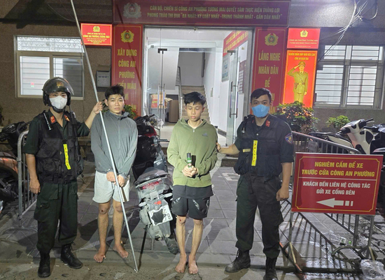 Nhóm thanh niên cầm hung khí lạng lách, ném vỏ chai, xịt hơi cay vào cảnh sát