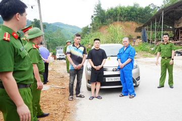Sử dụng xe ô tô rượt đuổi, dùng súng bắn nhau như phim hành động