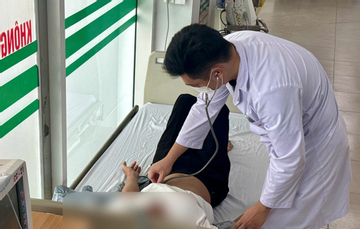 Choáng váng do trời nắng gắt, nam shipper đâm vào ô tô