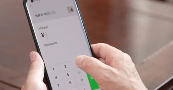 Chồng chuyển khoản đều đặn cho “đối tác”, tôi cay đắng phát hiện ra người bí mật nhận tiền hàng tháng