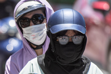 Chuyên gia: Chọn áo chống nắng đối phó nóng 40°C, phải xem chỉ số UPF, màu sắc