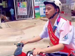 Nam sinh trường chuyên đeo đầy huy chương chạy xe về nhà gây bão mạng