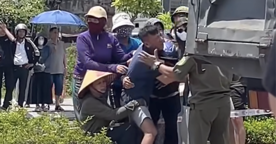 Bố mẹ khóc ngất bên thi thể nữ sinh tử vong dưới gầm xe tải