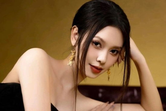 “Gái hư màn ảnh” Hà Bùi gây chú ý với nhan sắc lai Tây và body nóng bỏng