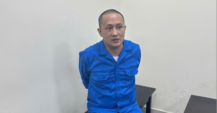 'Nghịch tử' nổ súng, cha dượng hoảng hốt chạy vào trong nhà