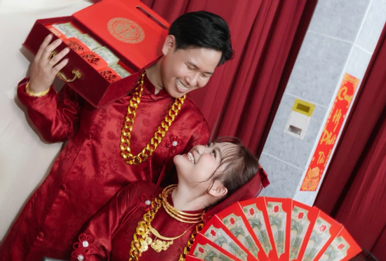 Vét sạch 150 triệu và 2 cây vàng tặng chồng trong ngày cưới, cô dâu gây bão với lời nhắn: “Muốn làm gì thì làm”