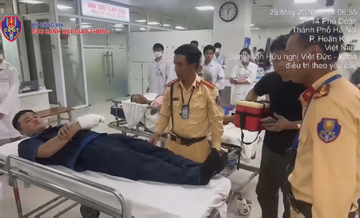 Video: Khoảnh khắc CSGT mở đường cứu người dân bị khối sắt 6 tấn đè nát bàn tay