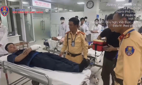 Video: Khoảnh khắc CSGT mở đường cứu người dân bị khối sắt 6 tấn đè nát bàn tay