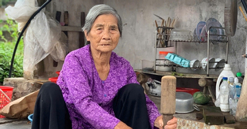 Cụ bà U100 ở Ninh Bình tự nấu cơm bếp củi, làm vườn, đạp xe đi chợ bán rau