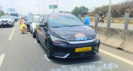 Hai vụ tai nạn liên tiếp trên cao tốc hướng về TPHCM, ùn tắc kéo dài 8km