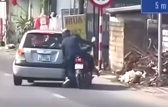 Lời khai tài xế ô tô đánh lái chèn ngã xe máy ở Thanh Hóa