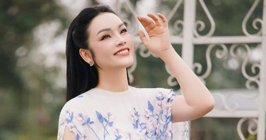 Nữ NSƯT là Phó giáo sư, khoe nhan sắc 