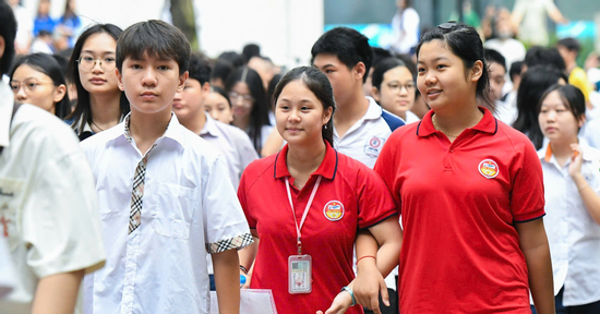 Hơn 123.000 học sinh Hà Nội bước vào môn thi đầu tiên để tranh suất vào lớp 10
