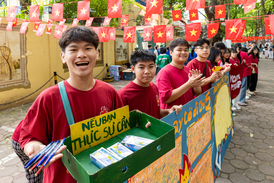 Bút mới, xe ôm miễn phí, 'bùa may mắn' tiếp sức sĩ tử Hà Nội trong ngày thi cuối