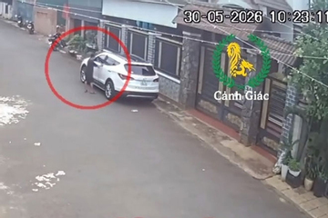 Để quên chìa khóa trên xe, chủ ô tô tá hỏa khi bé trai 12 tuổi lái xe đi