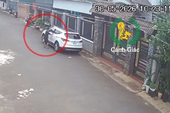 Để quên chìa khóa trên xe, chủ ô tô tá hỏa khi bé trai 12 tuổi lái xe đi