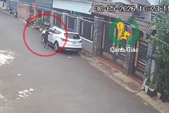 Để quên chìa khóa trên xe, chủ ô tô tá hỏa khi bé trai 12 tuổi lái xe đi