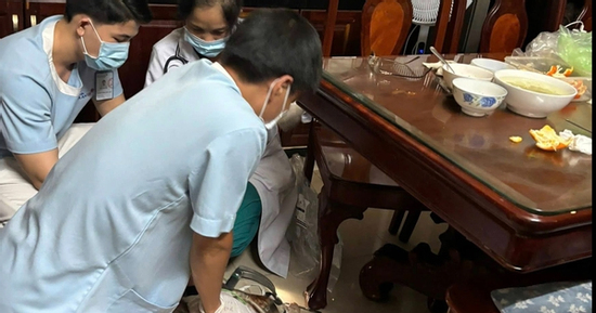 Hóc thịt khi ăn tối, cụ bà 81 tuổi ngừng tim
