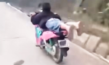 Nằm sấp lái mô tô để quay clip, nam thanh niên ở Lào Cai bị tịch thu phương tiện