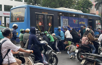 Hàng chục người nâng xe buýt để cứu người phụ nữ bị cuốn xuống gầm