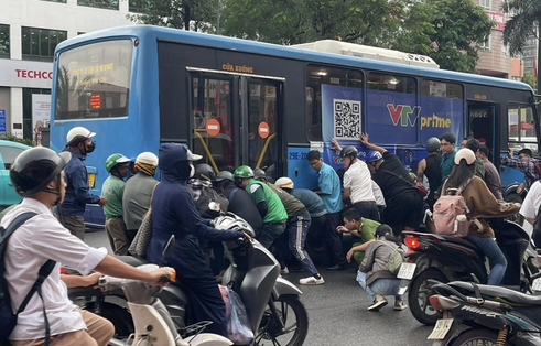 Hàng chục người nâng xe buýt để cứu người phụ nữ bị cuốn xuống gầm