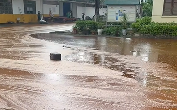 Sét đánh trúng bể chứa nhà máy đường ở Nghệ An, 2.000 tấn mật mía tràn ra ngoài