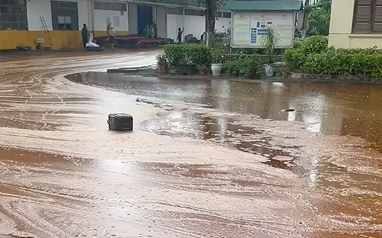Sét đánh trúng bể chứa nhà máy đường ở Nghệ An, 2.000 tấn mật mía tràn ra ngoài