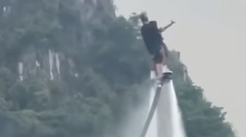 Thót tim sự cố vận động viên flyboard và du khách rơi xuống hồ ở Ninh Bình