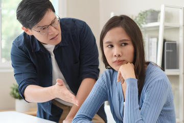Vợ tôi lương chỉ 8 triệu đồng nhưng mỗi tháng vẫn cho em trai 2 triệu tiêu vặt