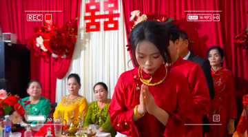 Clip cô dâu quá hồi hộp vái nhầm quay phim đám cưới khiến dân mạng cười bò