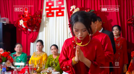 Clip cô dâu quá hồi hộp vái nhầm quay phim đám cưới khiến dân mạng cười bò