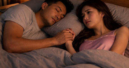 Đêm tân hôn chồng chỉ nắm tay tôi ngủ đến sáng, tỉnh dậy tôi ngỡ ngàng khi xem lịch sử tìm kiếm trong điện thoại anh