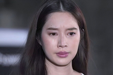 Trước ngày ra tòa ly hôn, chồng bật đèn cả đêm để làm việc lạ, tôi tò mò xem thì òa khóc
