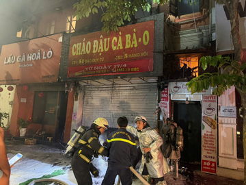 Hà Nội: Cháy cửa hàng cháo trên phố Hàng Vôi, giải cứu 4 người mắc kẹt