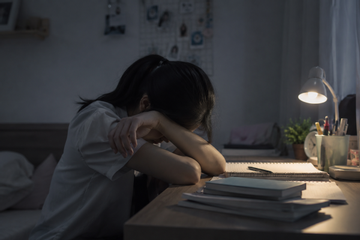 Áp lực bủa vây, nữ sinh lớp 10 chọn cách tự làm đau mình để giải tỏa