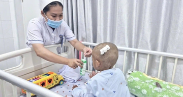Bé trai 2 tuổi bị mẹ và cha dượng bạo hành sẽ được cấp giấy khai sinh trước 11/5