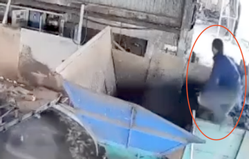 CLIP: Một công nhân bị cuốn vào máy xay, tử vong thương tâm