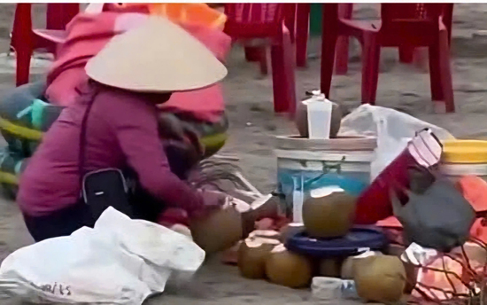 Gom nước dừa thừa ở bãi biển Ninh Bình: Chủ quán bị cấm kinh doanh